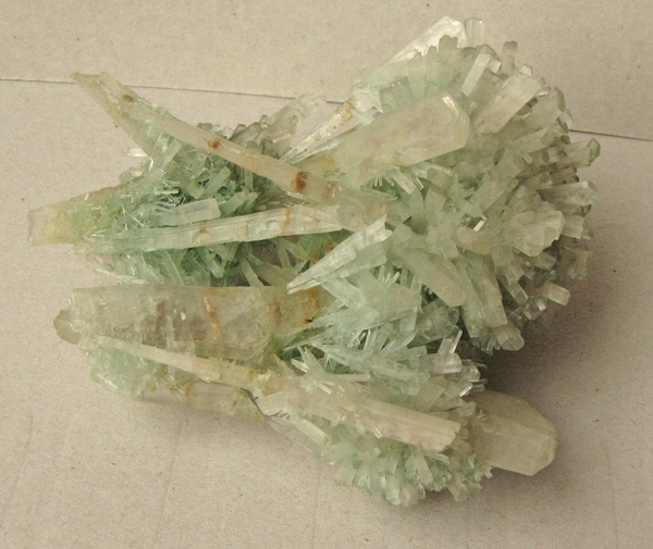 Gips kristallen met heel fijn malachiet ingesloten Australië.